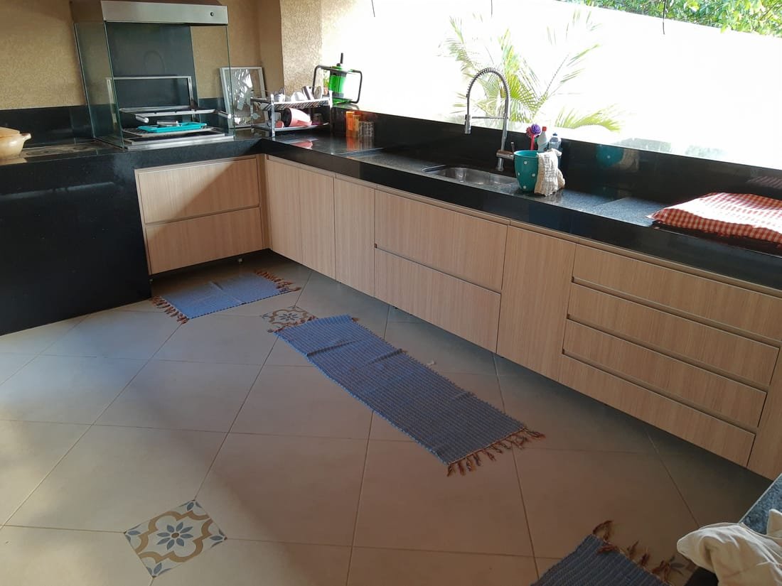 Cozinha planejada com bancada voltada para a vista, projeto da Prado Marcenaria