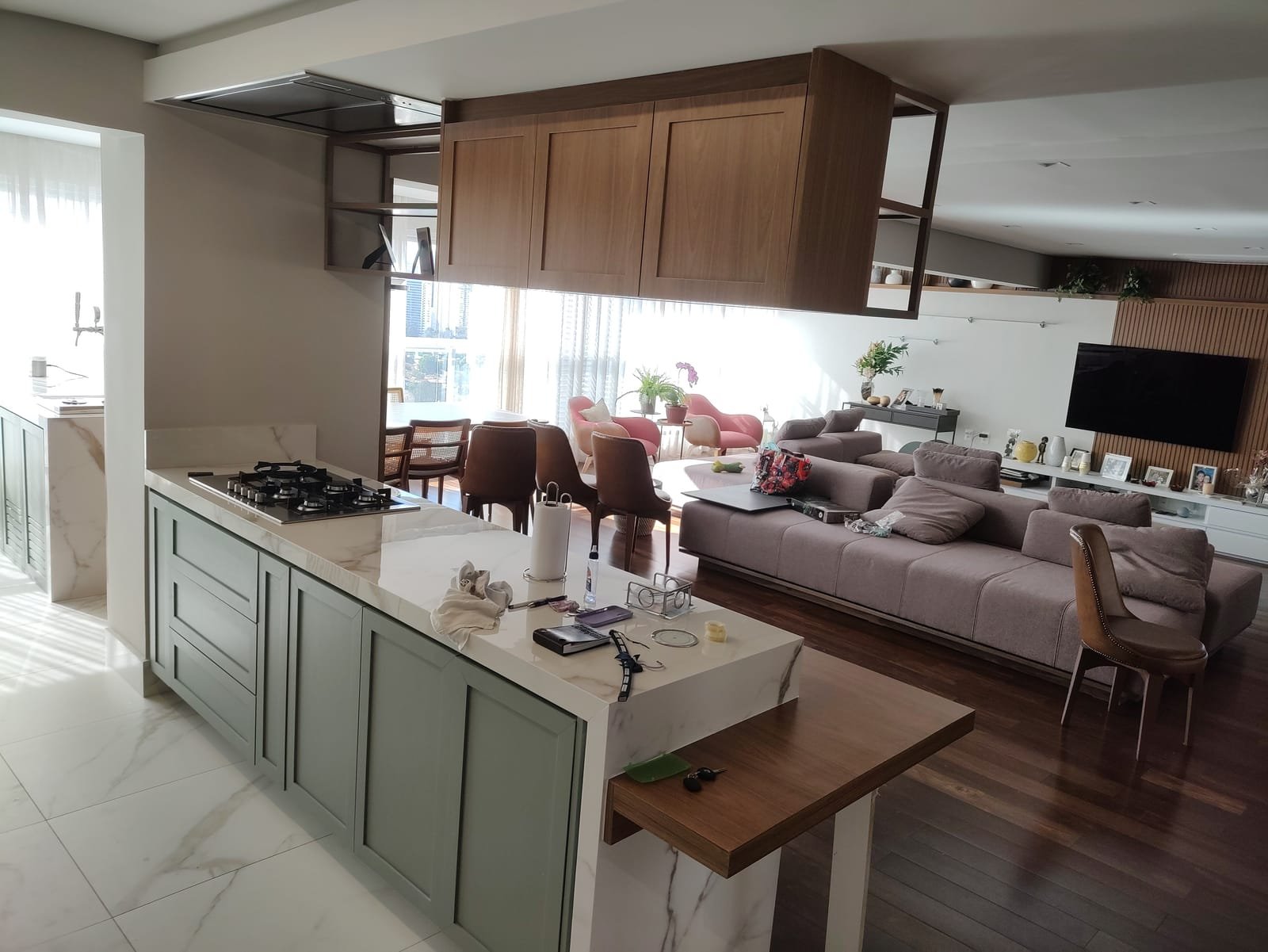 Cozinha planejada com ilha integrada ao living, projeto da Prado Marcenaria