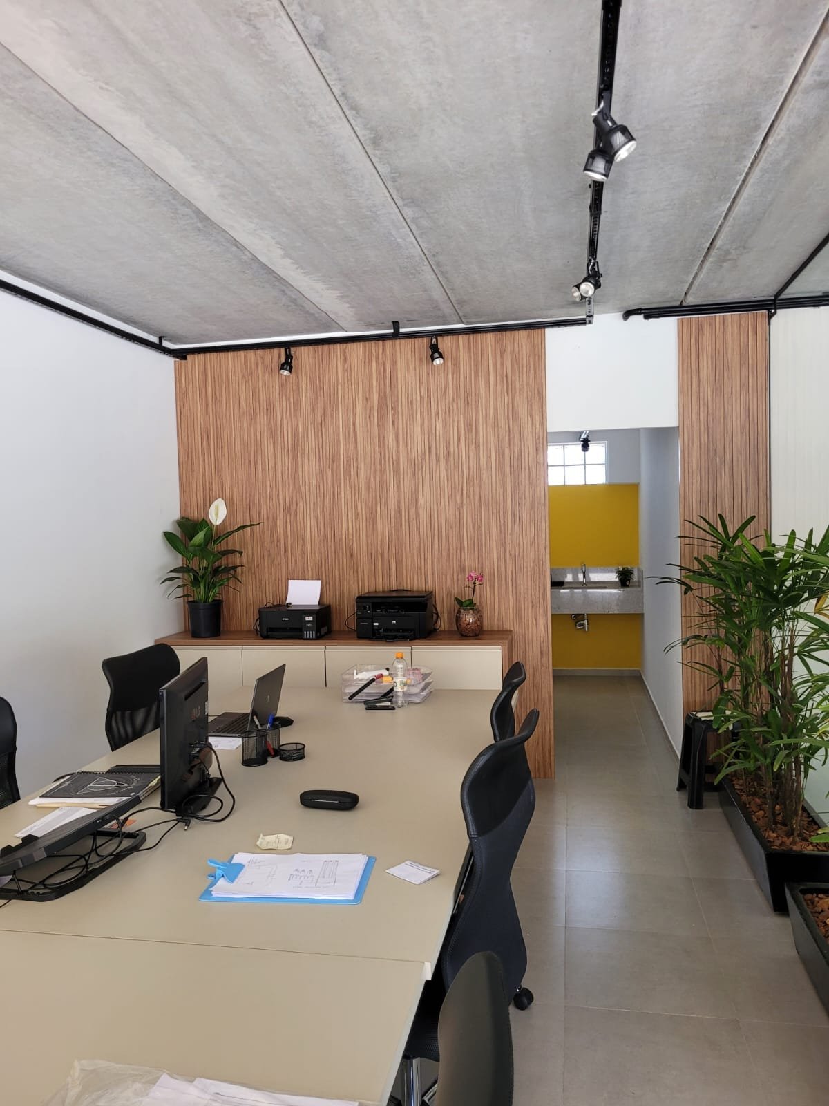 Escritórios e ambientes especiais — projeto da Prado Marcenaria