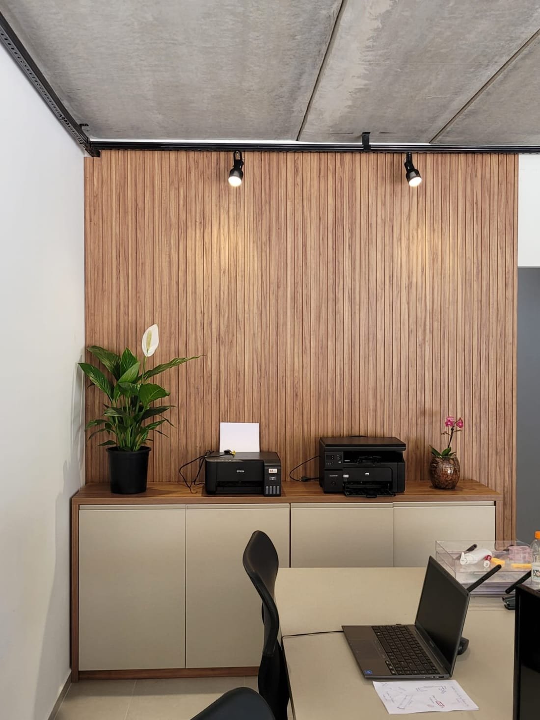 Home office planejado com painel ripado, projeto da Prado Marcenaria