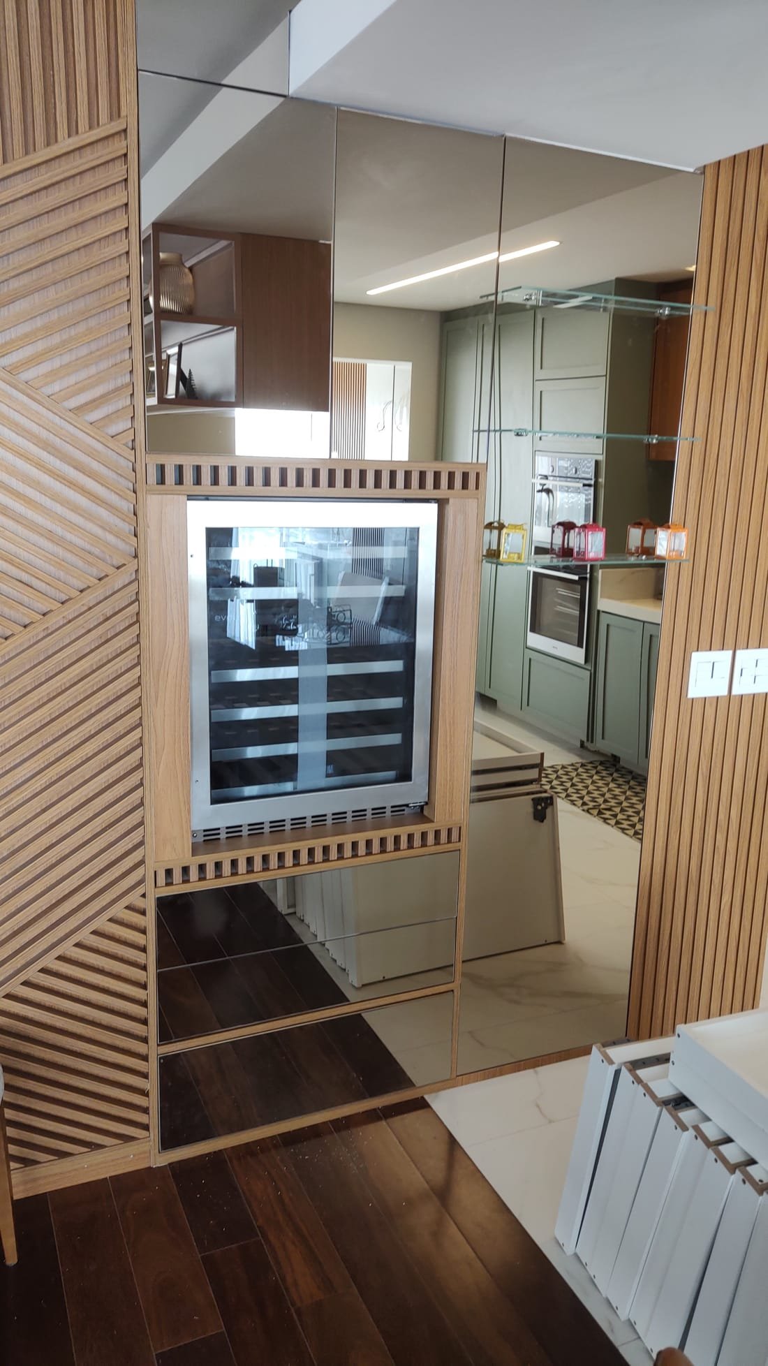 Área gourmet planejada com adega embutida, projeto da Prado Marcenaria