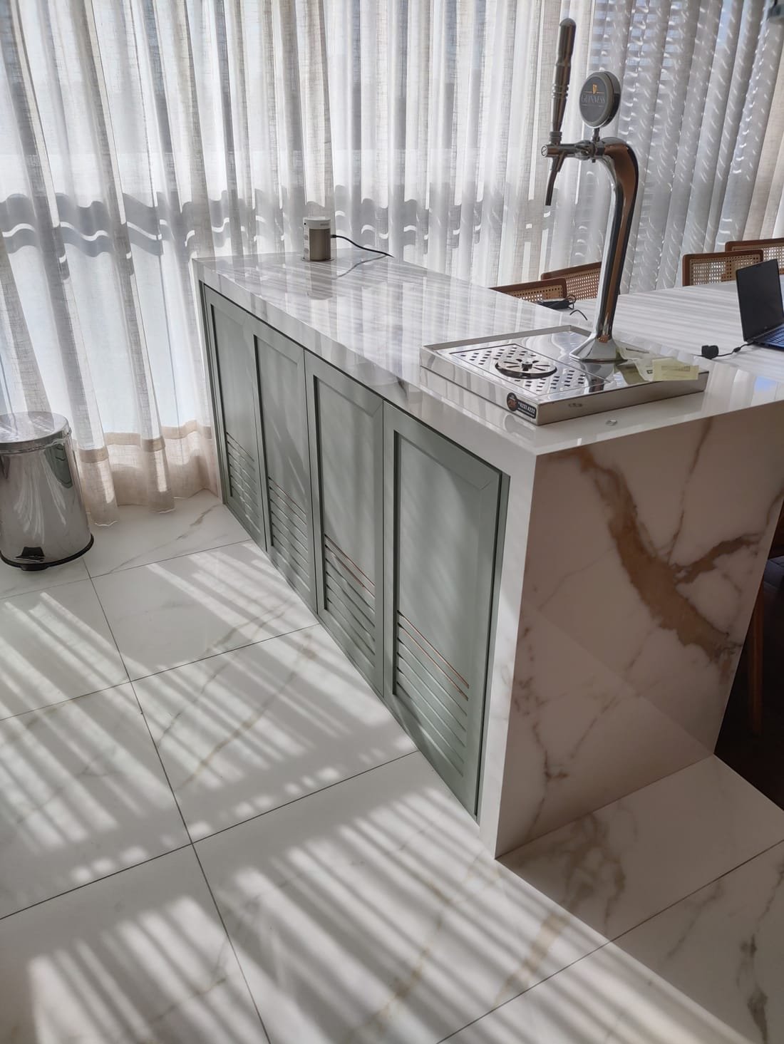 Bar gourmet planejado com balcão de mármore e chopeira, projeto da Prado Marcenaria