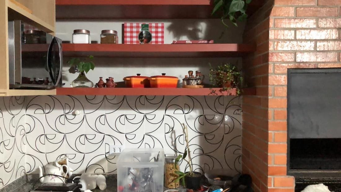 Área gourmet planejada com tijolinho aparente e prateleiras, projeto da Prado Marcenaria