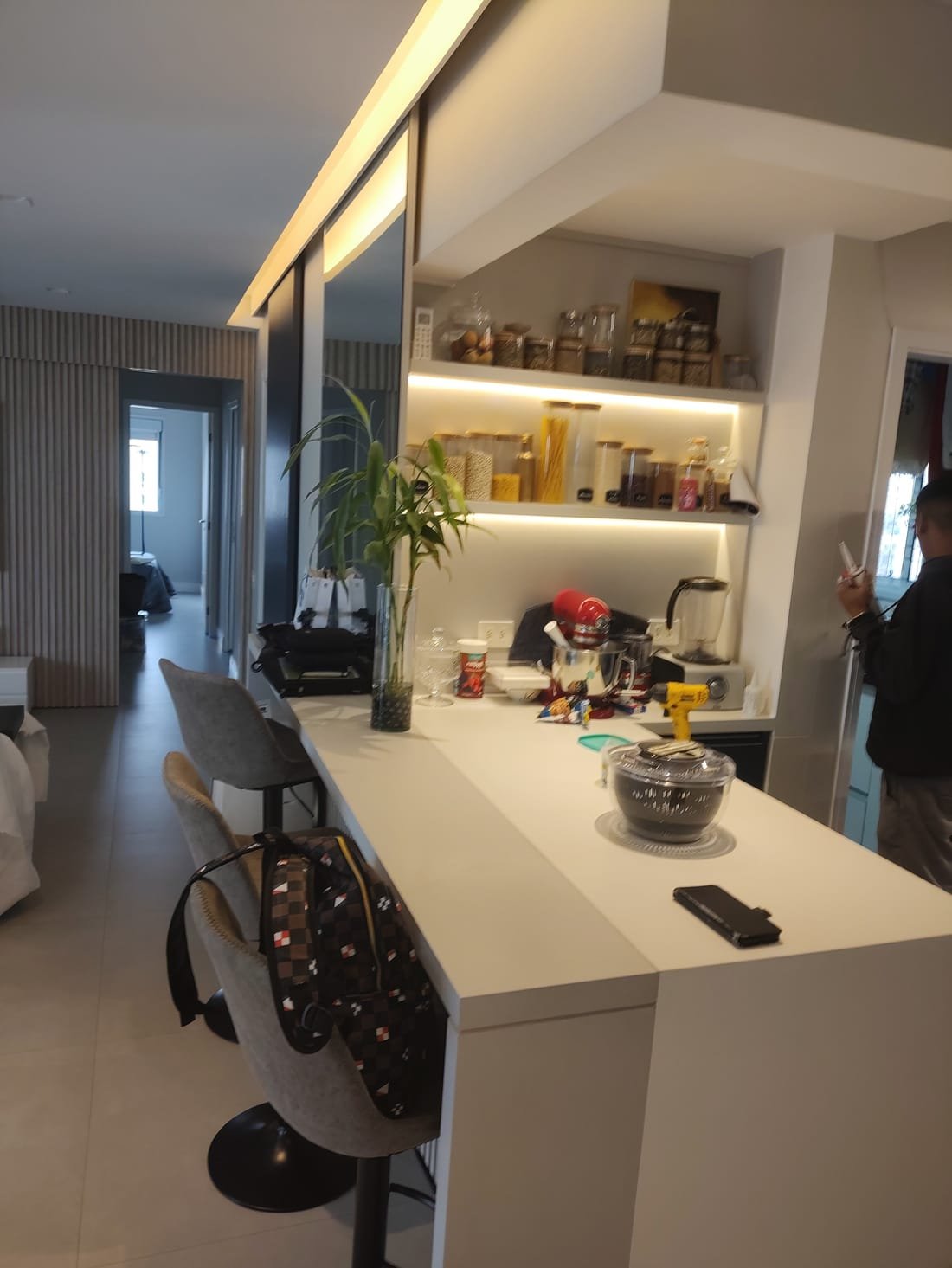 Home office planejado com estante iluminada, projeto da Prado Marcenaria