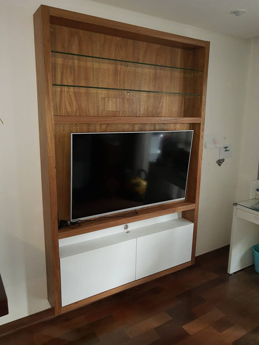 Home theater com painel e rack planejados, projeto da Prado Marcenaria
