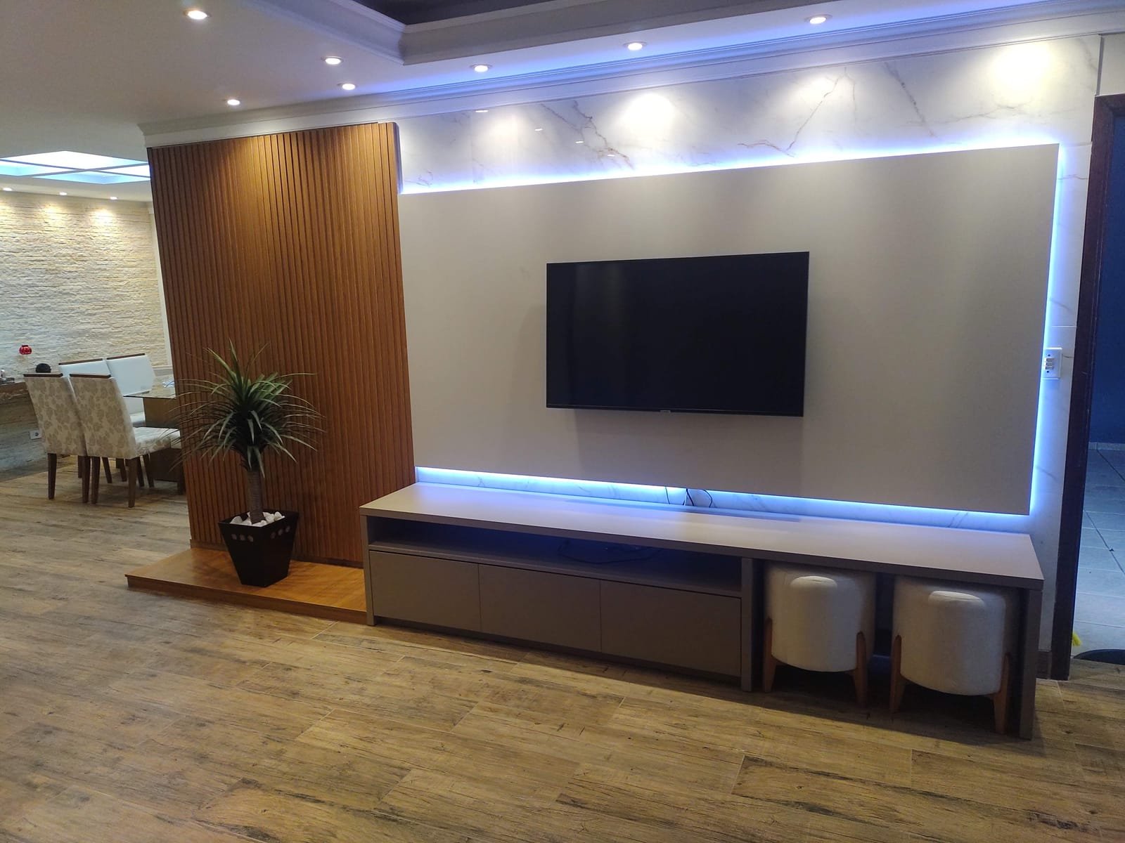 Salas e home theater — projeto da Prado Marcenaria
